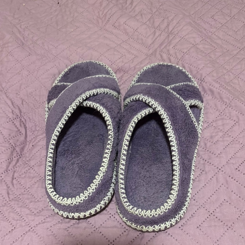 CLEARANCE 
NEW- Cozy Purple Slippers with White Trim
